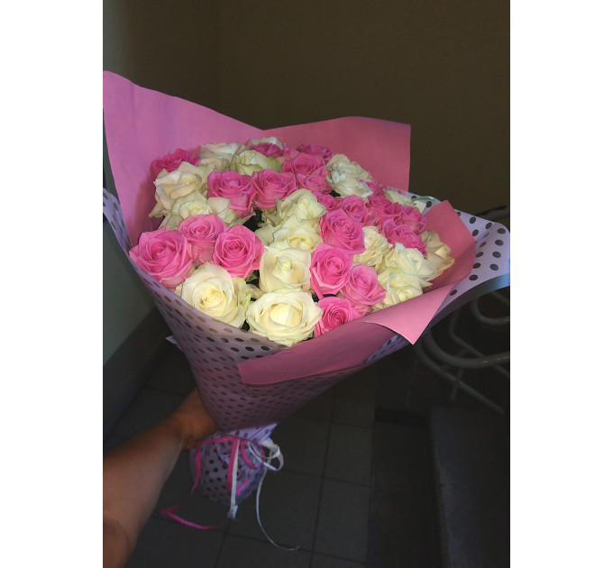 Букет рожевих і білих троянд
