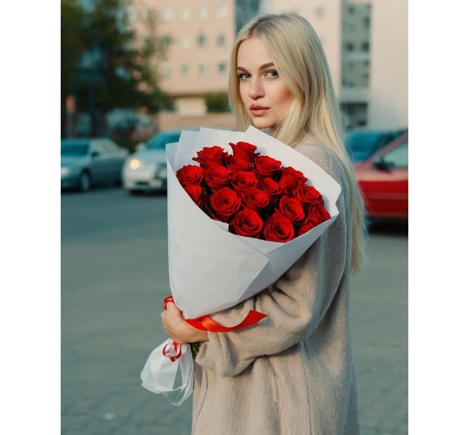 19 червоних троянд