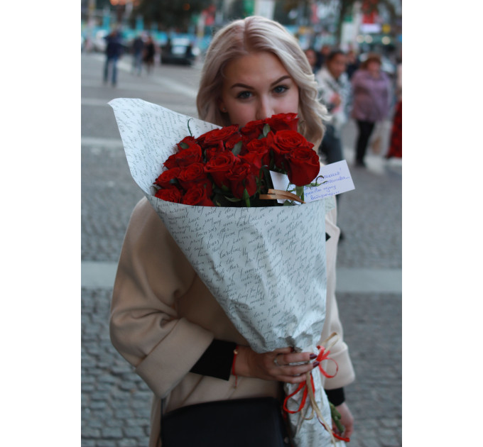 19 червоних троянд