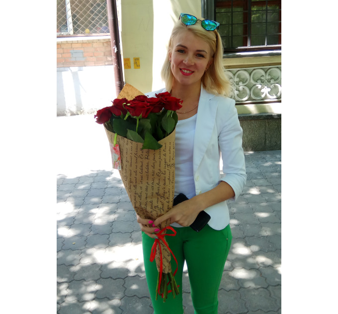 11 червоних троянд