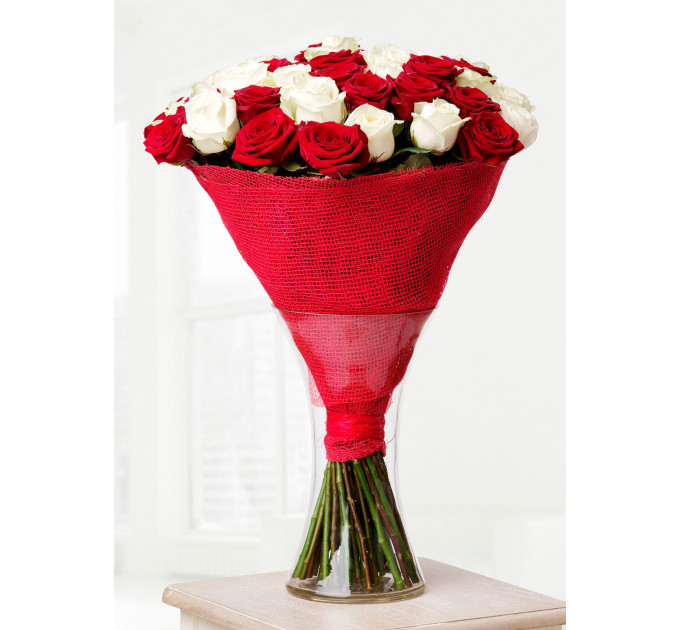 Букет червоних та білих троянд