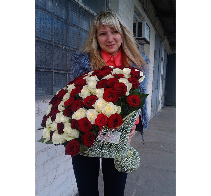 Букет червоних та білих троянд