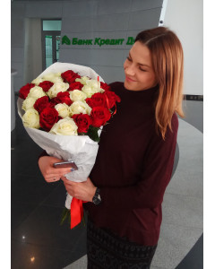 Букет червоних та білих троянд