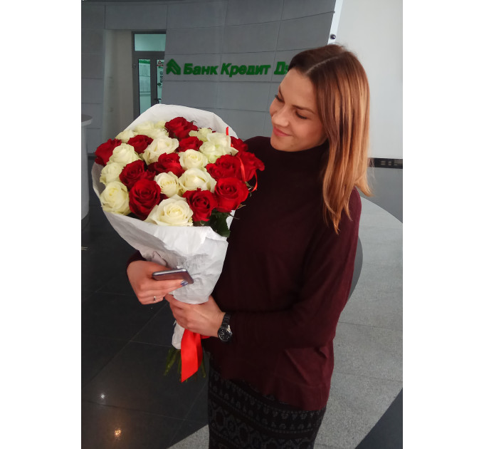 Букет червоних та білих троянд