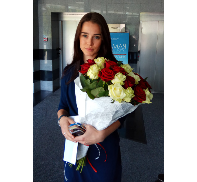 Букет червоних та білих троянд