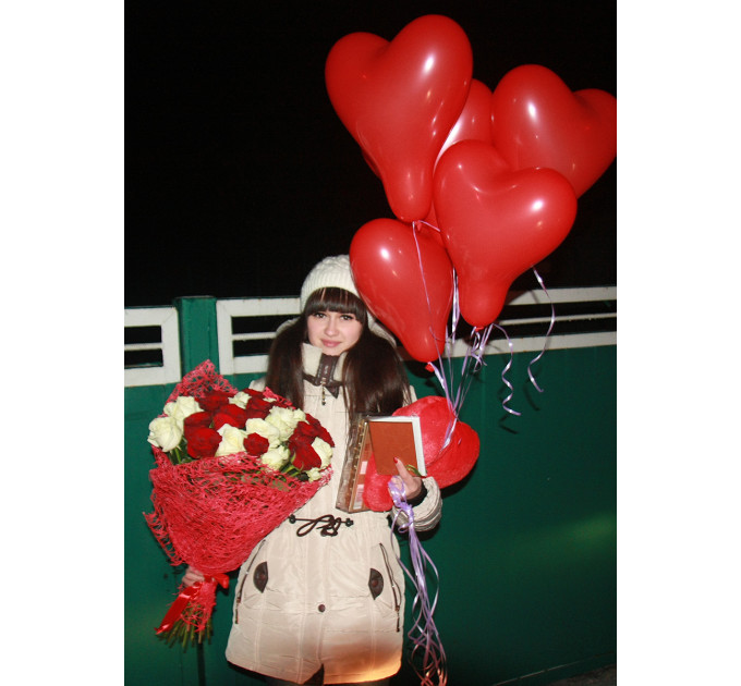 Букет червоних та білих троянд