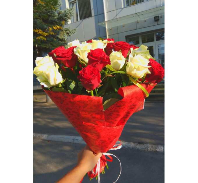 Букет червоних та білих троянд