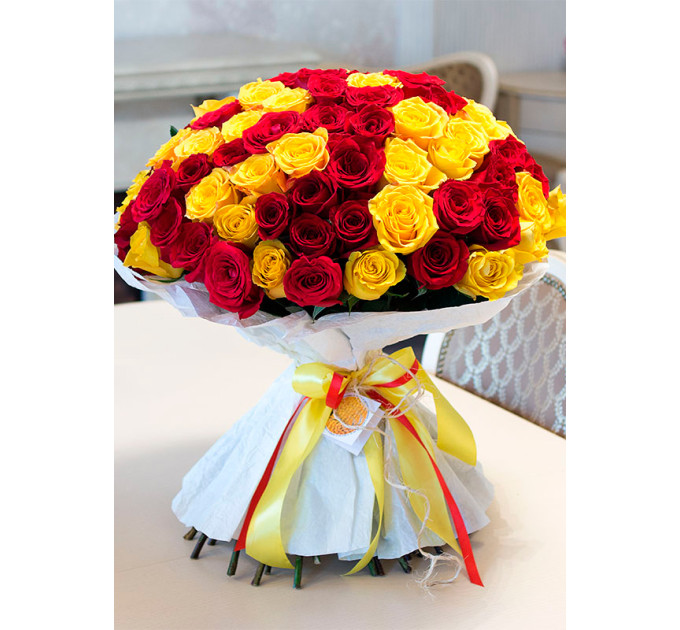 Букет червоних та жовтих троянд "Сонечко"