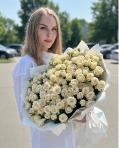 35 кремових кущових троянд Бомбастік