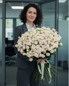 75 кремова кущова троянда Бомбастік